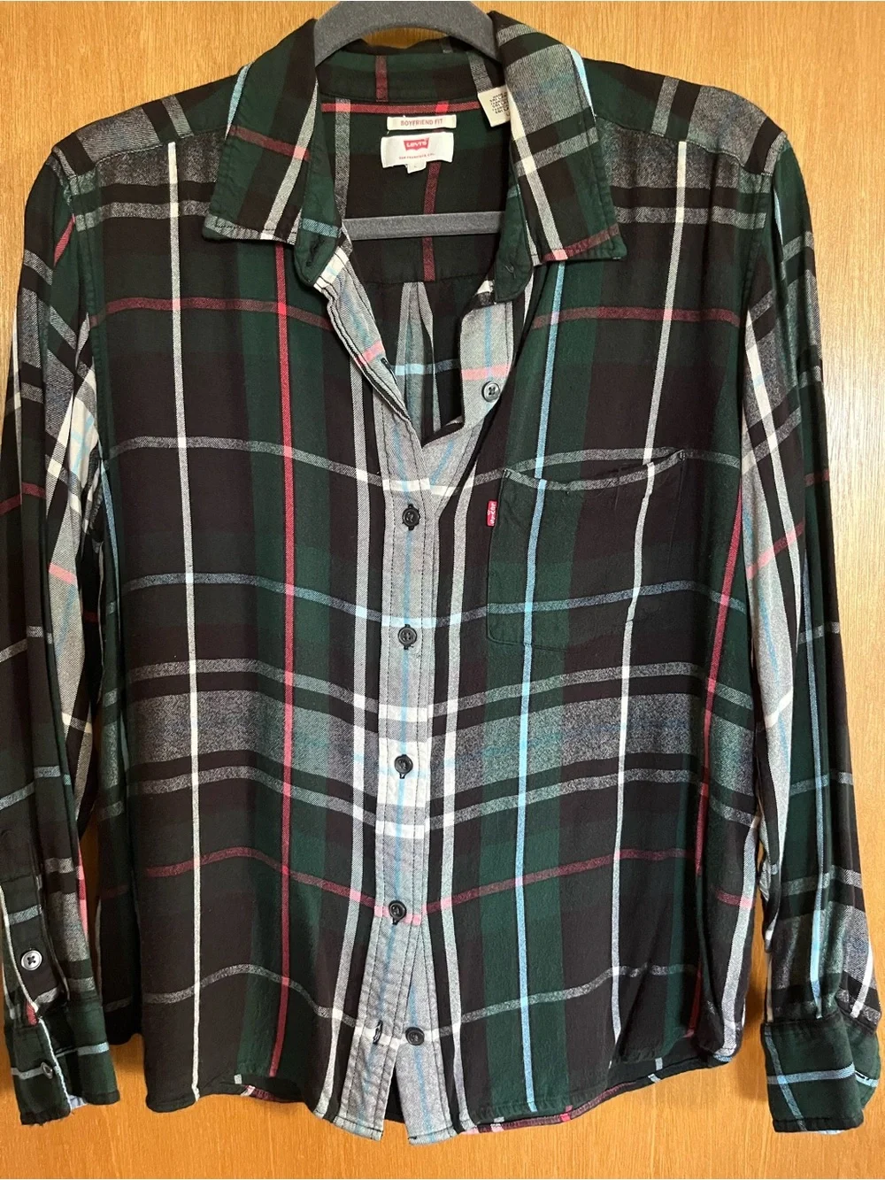 Levi's Women’s Plaid Button-Up Shirt